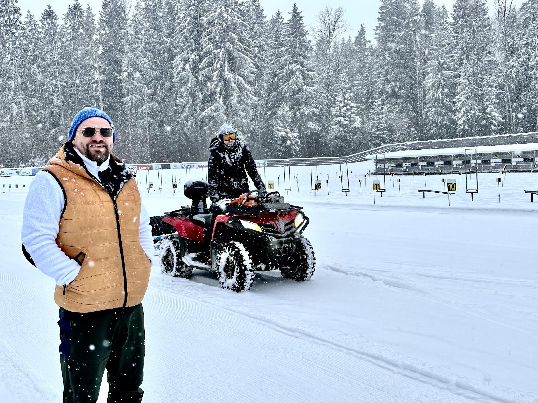 Eile hommikul käis Haanjas radadel lumerullimine nagu asfaldi panek maanteel. Rulliga ATV peal on Timo Palo ja vasakul keskuse juht Anti Saarepuu. Selle talve esimesed entusiastid olid Haanjas suusatamas nädal aega tagasi. Viimastel päevadel on olnud parklas isegi kuraditosin autot. Kõik on Haanjasse oodatud!  FOTO: Kalev Annom